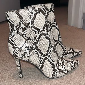 Thalia Sodi snakeskin booties size 6.5